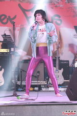 组图：何超仪称与何超云不熟 拒谈对方情变传闻