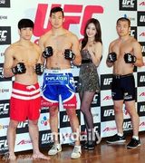 组图：性感女星亮相格斗赛出征式俯身秀事业线