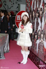 组图：AKB48成员大岛优子人气爆棚 粉丝消毒握手