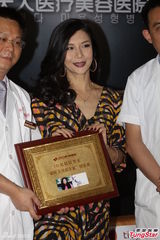 组图：吴家丽承认曾做微整容 挺张家辉夺影帝