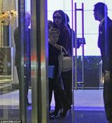 组图：贝嫂抱女外出吃晚餐 三子举手投足像足老爸