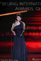 组图：《万箭穿心》颜丙燕获影后 里维斯颁奖