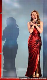 组图：凯莉-米洛献唱慈善晚宴 低胸红裙妖娆万分