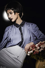 组图：张歆艺登杂志封面 复古风大玩红唇诱惑