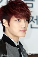 组图：JYJ为慈善捐款 金在中休闲皮装亮相代表