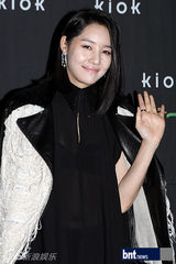 组图：裴素恩赵达焕等众星盛装出席时装展