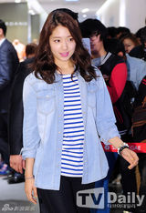 组图：朴信惠出席签名会 牛仔衬衣展干练风