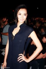 组图：莫小棋真空上阵 性感身姿风情万种