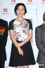 组图：舒淇中空装被指美胸缩水 与刘嘉玲竞艳