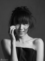 组图：高露黑白写真复古范儿 低胸露肩小性感