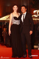 幻灯：香港金像奖颁奖红毯 任达华夫妇甜蜜亮相