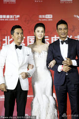 组图：黄圣依白裙清丽 获甄子丹任达华左右护花