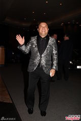 组图：吴千语与林峰合体现身秀钻戒 下车险走光