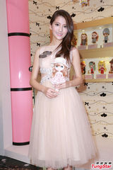 组图：吴千语粉色公主裙亮相 气质优雅甜美十足