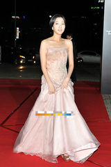 组图：韩国大钟电影节颁奖 金高恩抹胸长裙亮相