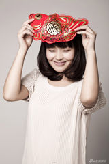 组图：张佳宁贺岁大片曝光 红火送“福”气