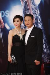 组图：钱嘉乐携爱妻现身 汤盈盈黑裙大气