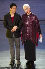 组图：北京电影节开幕 章子怡金色开胸装朗诵