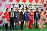 组图：东京电影节开幕群星亮相 小怪兽闹绿毯