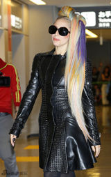 组图：Lady Gaga彩色秀发亮相日本 皮衣高跟很抢镜