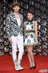 组图：辰亦儒主持节目 爱纱身高悬殊被逼垫木箱