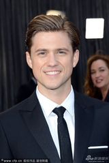 组图：《悲惨世界》男星亚伦-特威特帅气显萌