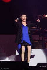 组图：黄小琥萧煌奇香港开唱 叶德娴等众星捧场