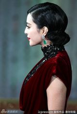 组图：范冰冰复古造型手提宝塔包亮相红毯