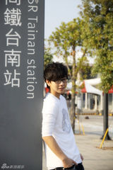 组图：清泉王子胡夏台湾行 搞怪表情扮“高铁少年”