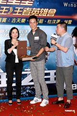 幻灯：《枪王之王》香港宣传 吴彦祖古天乐获赠金枪