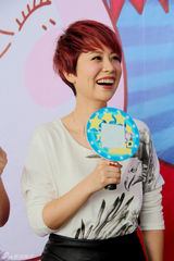 组图：海清亲子节目成孩子王 亲和力十足