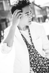 组图：宗峰岩英伦风街拍大片 绅士造型熟男魅力