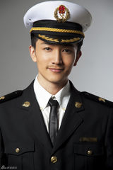 组图：许诺制服造型帅气十足贺新年