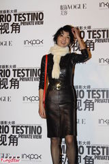 组图：张曼玉黑衣配白色围巾知性优雅