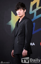 组图：龙俊亨出道5年首触电《Monster》发布