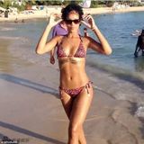 组图：蕾哈娜携绯闻女友沙滩玩足球大秀好身材