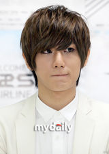 组图：韩偶像组合Beast首开唱 变白马王子劲歌热舞