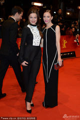 组图：汉娜与卡特琳娜双姝黑白风中性VS妩媚