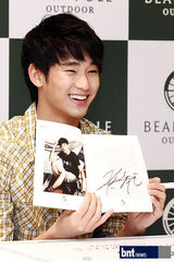 组图：韩星金秀炫办签名会大派温暖笑容