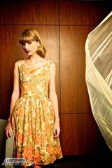 组图：泰勒亮色花裙写真 复古卷发俏皮靓丽