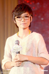 高清图：许飞为公益募捐眼镜框 呼吁为俞灏明祈福