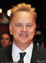 组图：评审团成员蒂姆-罗宾斯热情挥手