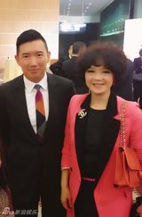 独家：英皇春茗阿娇携男友敬酒 K先生表情鬼马