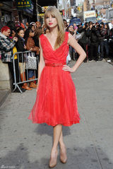 高清图：年度女人音乐奖泰勒-斯威夫特红裙美艳