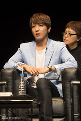 组图：郑容和朴信惠日本举行《着迷》见面会
