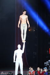 组图：湖南卫视春晚 刘欢压轴龚琳娜神曲再现