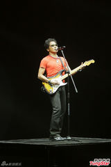 组图：齐秦澳门开唱庆端午 辛晓琪黄裙助阵