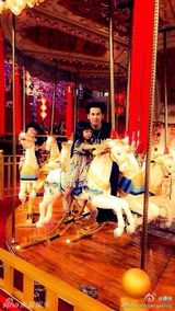 组图：曹格一家四口海边度假 父子卖萌娇妻美艳