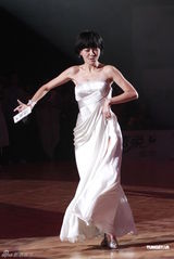 高清组图：徐熙娣可爱短发做代言 一身白裙现场起舞