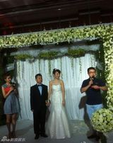 组图：何云伟再婚娶美貌在读研究生 变妻管严